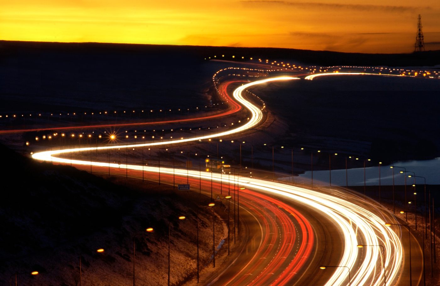 Gece boyunca akan trafiğin ışık izleri